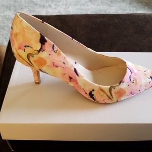 NWT Alfani Floral Print Pumps - size 8W